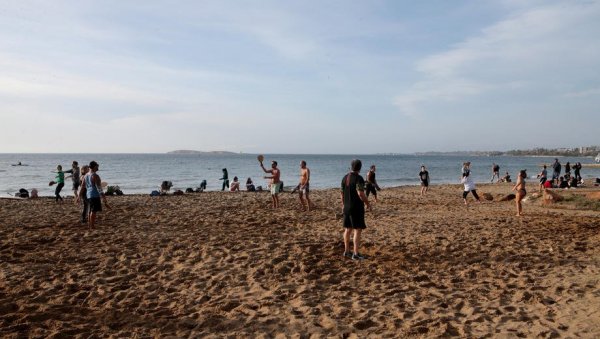 ДА НЕ ПОВЕРУЈЕТЕ: У деловима Европе минус и мећаве,  а Грци у купаћим костимима на плажама (ФОТО)