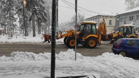 ОД МУКЕ СА СТРУЈОМ, ДО ЗИМСКЕ ИДИЛЕ:Снег створио проблеме у неким деловима Србије, али је обрадовао најмлађе (ФОТО)