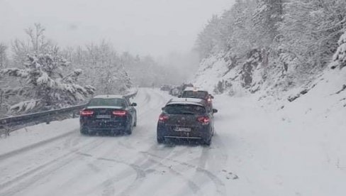 GUŽVE NA PRILAZIMA SKI CENTRIMA: Zbog snega na planinama moguće i zabrane saobraćaja