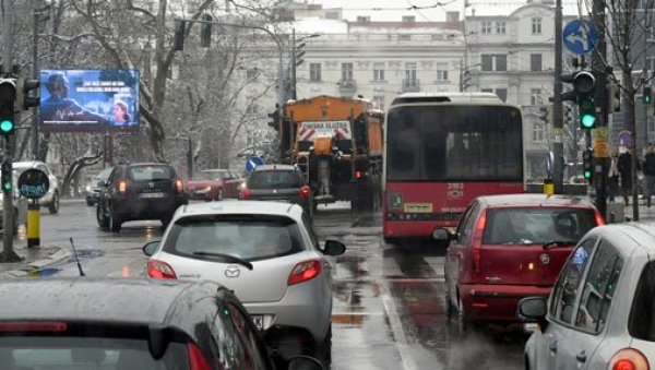 РЕДАК ФЕНОМЕН НА НЕБУ ИЗНАД СРБИЈЕ: Сви помислили да пада снег, али у питању је нешто друго