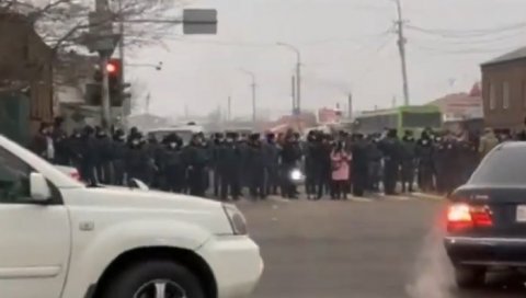 ОПОЗИЦИЈА ПОКУШАЛА ДА СПРЕЧИ ОДЛАЗАК У МОСКВУ: Десетине грађана блокирало пут Пашињану, реаговала полиција (ВИДЕО)