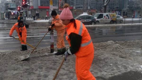 УКЛАЊАЈУ СНЕГ И ПОСИПАЈУ СО: Градске службе чисте новосадске улице
