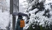U KOMŠILUKU SNEG DO KOLENA: Hladnoća i sneg stižu i u Srbiju (VIDEO)