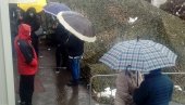 PAO ŠATOR ISPRED KOVID AMBULANTE - Surduličani čekaju na kiši, iz Zdravstvenog centra poručuju: Problem će biti rešen za nekoliko sati