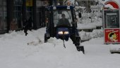 KOMUNALCIMA PUNE RUKE POSLA: Sneg u Kraljevačkom kraju neprekidno pada duže od 15 sati