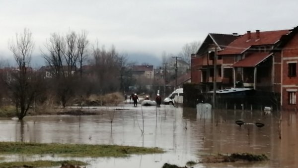 СПАСАВАЈУ СТОКУ И ГОЛЕ ЖИВОТЕ: Мука житеља села Рсовци, вода изнад колена, беже пред подивљалом реком Височицом (ФОТО)