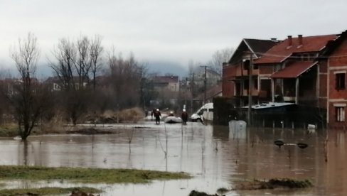 СПАСАВАЈУ СТОКУ И ГОЛЕ ЖИВОТЕ: Мука житеља села Рсовци, вода изнад колена, беже пред подивљалом реком Височицом (ФОТО)