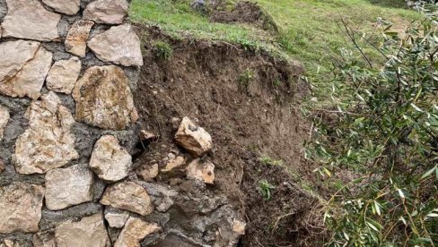 КЛИЗИШТЕ ОДНЕЛО 100 МЕТАРА ЛОКАЛНОГ ПУТА: Надлежни у Бару донели решење о обустави саобраћаја у Доброј Води (ФОТО)