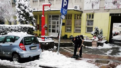 ПОЛИЦИЈА ПОМАЖЕ ГРАЂАНИМА: Припадници МУП у Београду самоиницијативно се организовали да очисте снег (ФОТО)