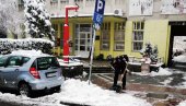 POLICIJA POMAŽE GRAĐANIMA: Pripadnici MUP u Beogradu samoinicijativno se organizovali da očiste sneg (FOTO)