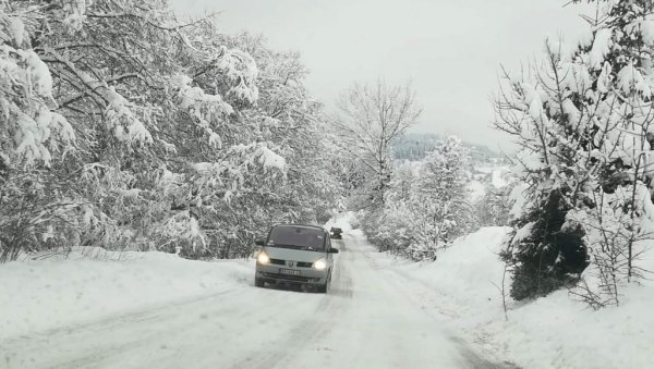 БЕЗ СТРУЈЕ 200 ДОМАЋИНСТАВА: Снег оставио бројна нововарошка села без електричне енергије