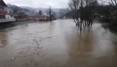 REKA ODNELA DVA MOSTA U PRIBOJU: Poplavljeno više kuća, vanredno u Vladičinom Hanu (VIDEO)