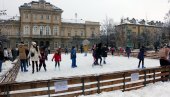 MASKE NA LICE I JURIŠ NA LED: Evo kako školarci u Smederevu uživaju tokom zimskog raspusta (FOTO)