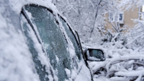 STIŽU NOVA BLJUZGAVICA I MINUS: Kako bezbedno da hodate i vozite kada je sve oko vas okovano ledom