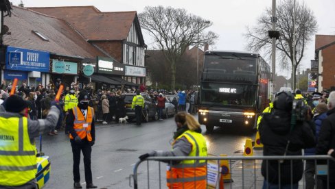 BEJL UŽIVO S PROZORA KUĆE Stanovnici Krozbija izašli na ulice da vide Murinja i zvezde Totenhema