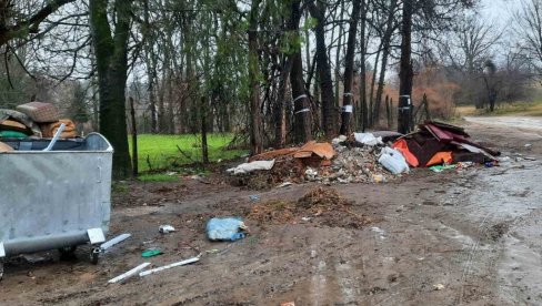 РУЖНА СЛИКА ИЗ ДЕВОЈАЧКОГ БУНАРА: Несавесни викендаши бацали кабасти отпад на познатом излетишту у Алибунару