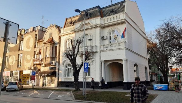 ПЛАЋАЈУ И ДУГ ГРАЂАНА: Општина Рума спремила подршку за привреднике и кориснике социјалне помоћи