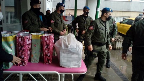 OBRADOVALI MALIŠANE: Odred niške Žandarmerije već devet godina poklanjaju paketiće uoči Pravoslavne Nove godine