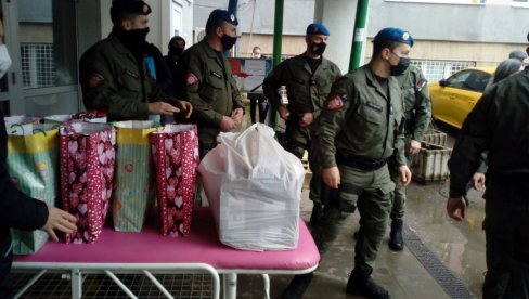 ОБРАДОВАЛИ МАЛИШАНЕ: Одред нишке Жандармерије већ девет година поклањају пакетиће уочи Православне Нове године