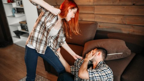 PIJANA BATINAMA OTERALA POZNANIKA: U Bačkoj Palanci J. K. (24) osumnjičena da je posle svađe teško povredila N. S. (38)