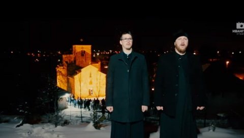 ОНАМО НАМО, ЗА БРДА ОНА: Свештеници манастира Ђурђеви ступови отпевали чувену песму - призори из Берана остављају без речи (ВИДЕО)
