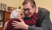DA STE NAM ŽIVI I ZDRAVI: Vučić čestitao rođendan najstarijoj Srpkinji (FOTO)