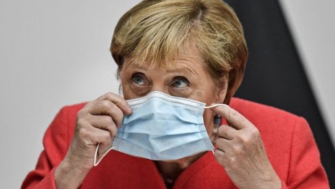 ХИТ НА ДРУШТВЕНИМ МРЕЖАМА: Погледајте реакцију Ангеле Меркел након што је схватила да је заборавила маску (ВИДЕО)