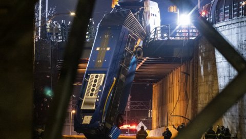 ДРАМА У ЊУЈОРКУ: Аутобус слетео са надвожњака, има повређених (ФОТО/ВИДЕО)
