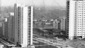 СОЛИТЕРИ МЕЂУ КУКУРУЗОМ И ЊИВАМА БЕЖАНИЈСКИХ СЕЉАКА: Многима непознати давни кадрови изградње новобеоградских блокова (ФОТО)