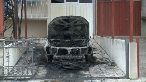 ГОРЕО ПАСАТ У ДВОРИШТУ: Нова паљевина аутомобила у Требињу узнемирила јавност