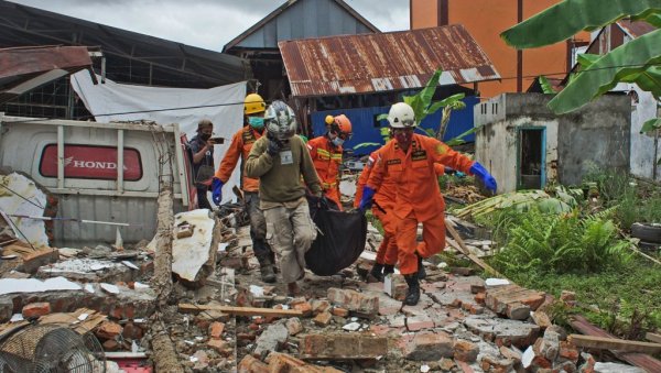 ПОГИНУЛО ВИШЕ ДЕСЕТИНА ЉУДИ У ЗЕМЉОТРЕСУ: Евакуација у Индонезији