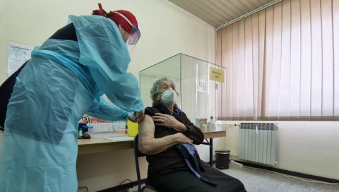 ДОБРО СЕ ОСЕЋАМО, ВАКЦИНА ЈЕ СПАС: Крушевљани који су први примили вакцину за Новости открили детаље (ФОТО/ВИДЕО)