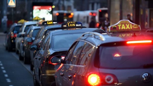 ПОСЛЕДЊИ ПОЗИВ ЗА ПРОМЕНЕ: Такси предузетницима представљена студија о превозу у престоници