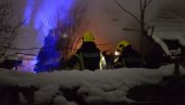 VATRA JE BUKNULA I ZAHVATLA ZIDOVE: Požar u centru Kraljeva, povređena jedna osoba!
