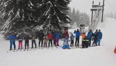 СНЕЖНЕ РАДОСТИ ЗА СОЦИЈАЛНО УГРОЖЕНЕ: Школа скијања на Копаонику за децу са Космета (ФОТО)