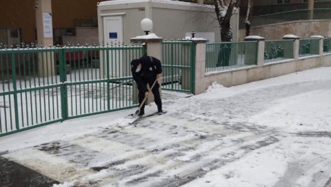 НА РАСПОЛАГАЊУ ГРАЂАНИМА: Комунална полиција помаже у чишћењу снега (ФОТО)
