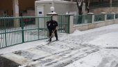 NA RASPOLAGANJU GRAĐANIMA: Komunalna policija pomaže u čišćenju snega (FOTO)
