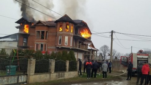 U VATRENOJ STIHIJI NEMA POVREĐENIH: Izgoreo krovni deo kuće u leskovačkom naselju Slavko Zlatanović