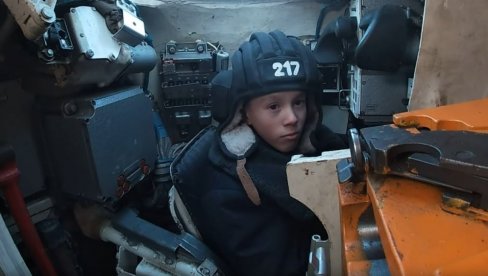 RUSKI TENKISTI OSTVARILI SAN DEČAKU MAKSIMU: Okušao se na mestu vozača tenka (VIDEO)