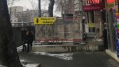 PROLAZ UZAN, ALI S DOZVOLOM: Pešacima smeta zauzeće dela trotoara u Bulevaru oslobođenja kod broja 31