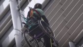 ЖЕЉА ПОБЕЂУЈЕ И НЕМОГУЋЕ: Попео се 250 метара у инвалидским колицима уз солитер (ВИДЕО)