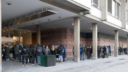 У НАРОДНОЈ УЧИ ЊИХ 100 НА 600 МЕСТА: Упркос епидемији короне и хладноћи, студенти траже место за рад