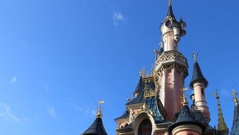 VAKCINODROM U PARISKOM DIZNILENDU: Prvog dana već popunjen spisak