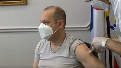 MINISTAR LONČAR PRIMIO KINESKU VAKCINU: Primer za sve građane Srbije, imunizovan i dr Gojković (VIDEO)