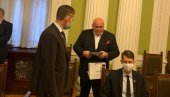 PALMA URUČIO MARTINOVIĆU KAPU ZA VUČIĆA: Markirani poklon za predsednika Srbije (FOTO)