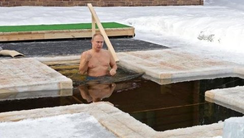 ПРЕДСЕДНИК ЈЕ КУЛ И ЈАК КАО МЕДВЕД: Британце одушевило Путиново зарањање у ледену воду за Богојављење (ВИДЕО)