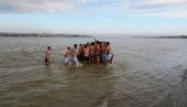 РЕВИЈАЛНА ТРКА ЗА ЧАСНИ КРСТ: У Кладову пливала 22 учесника, за све њих симболичне награде