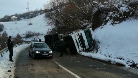 САОБРАЋАЈКА КОД БРОДАРЕВА: Преврнуо се камион (ФОТО СА МЕСТА НЕСРЕЋЕ)