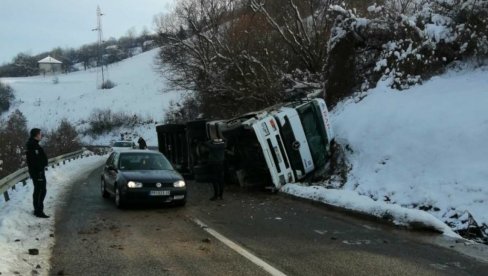 SAOBRAĆAJKA KOD BRODAREVA: Prevrnuo se kamion (FOTO SA MESTA NESREĆE)