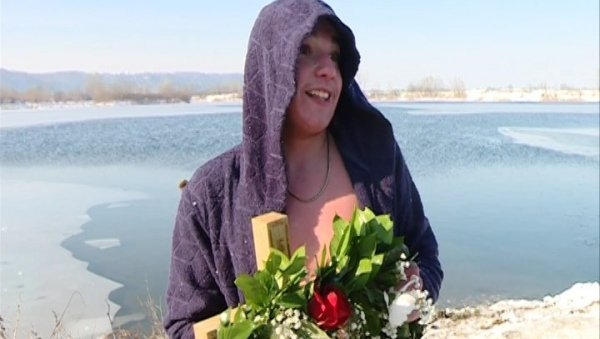 ЧАСНИ КРСТ ПРИПАО НАЈМЛАЂЕМ ТАКМИЧАРУ: Богојављенско пливање на Багрданском језеру (ФОТО)